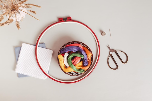 Kółko do haftu z kolorowymi nićmi